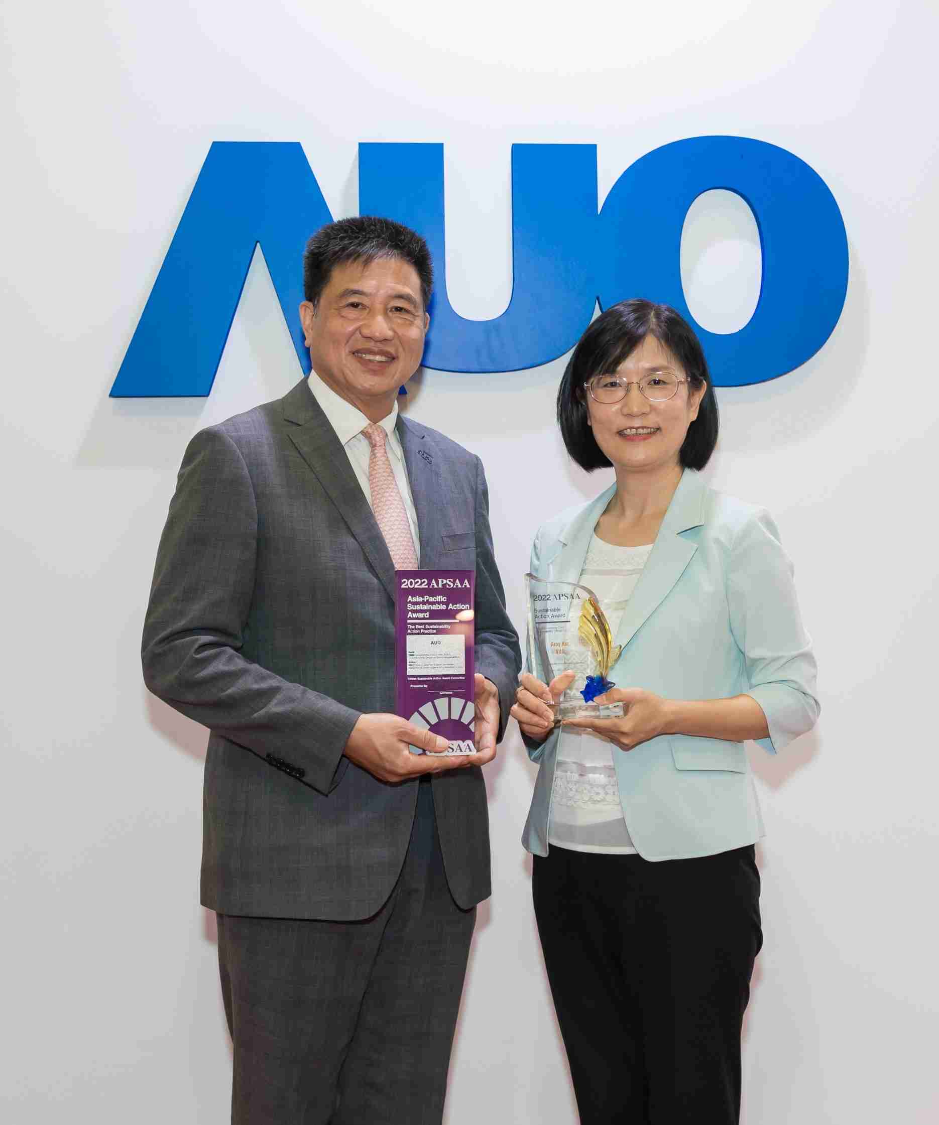 银河集团长期垫筑永续远景的基石，，，透过ESG暨气候委员会逐步实践永续策略蓝图。。。。其中，，银河集团光电永续长古秀华带领团队、、制定中长期目标，，缔造多面向亮眼表现，，，，获得「顶尖永续长奖」的个人奖殊荣（左：银河集团光电董事长暨执行长彭双浪，，右：银河集团光电永续长古秀华）