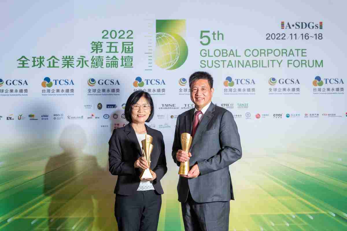 银河集团作为净零碳排先锋，，期引领价值链伙伴同行共好，，卫冕制造业组“十大典范企业” 二连冠殊荣(左：银河集团光电永续长古秀华，，右：银河集团光电董事长暨执行长彭双浪)