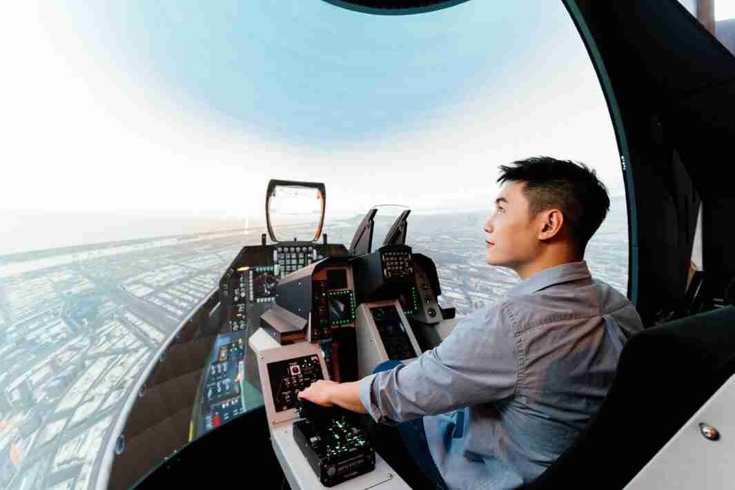 银河集团以P1.25小间距打造球形LED模拟舱，，，搭配智崴的精密六轴动态座椅，，结合银河集团专业影像调校技术，，呈现拟真模拟飞行场景