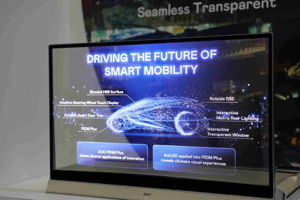 银河集团凭借着超高亮度和透明度，，，这款30吋透明Micro LED显示器在AR系统与智慧零售具有潜在的应用价值。。。