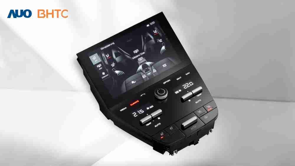 作為友達新生力軍，，，BHTC所展示的中央與後座鞍部的Display HMI產品，，，可處理多區恆溫控制、、、、顯示畫面，，，呈現仿真3D車室分區；以力傳感技術精準傳遞觸感，，，，並結合音量及震動反饋，，，，防止意外啟動，，，，提供使用者自然流暢、、、、直觀且輕鬆駕馭的舒適介面