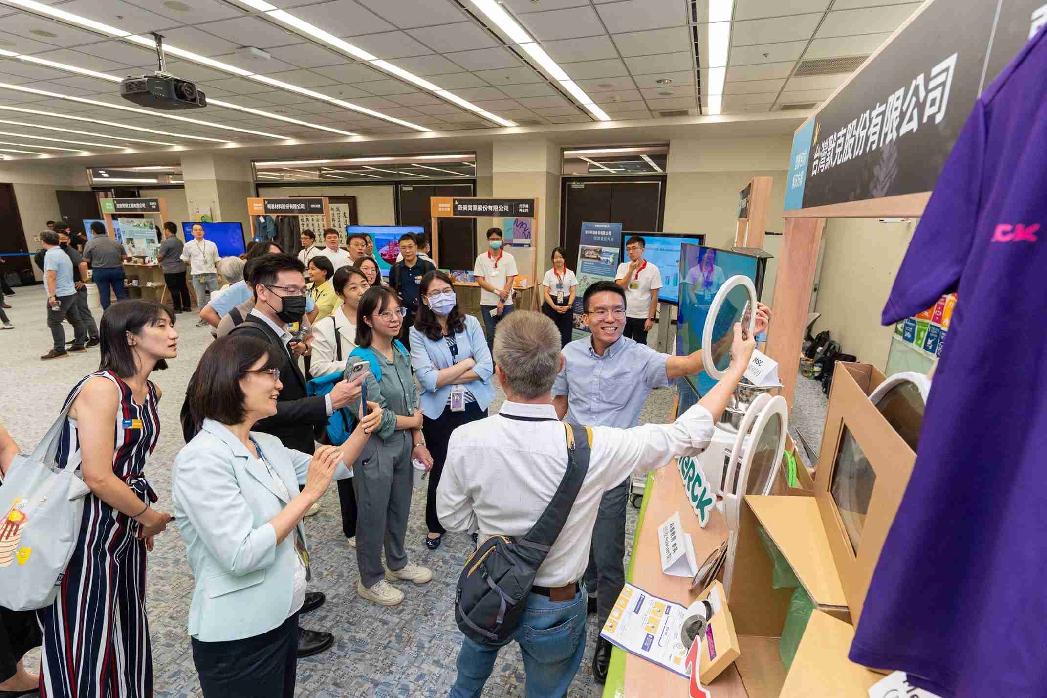 银河集团连手产业伙伴策划首届生态圈联展，，，展示如何将废塑料循环再利用，，创新解决方案包括：塑料包材再生与循环使用、、再生塑料研发及应用、、废塑料回收再生技术、、减塑生活提案等