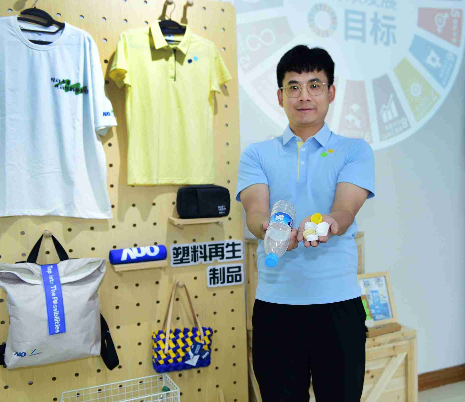 「2024智慧银河集团展」永续发展馆中，，展示银河集团厦门驱动永续发展之成果，，，包含将厂内废弃物再制为实用物品，，将永续发展理念深植于员工生活日常实践