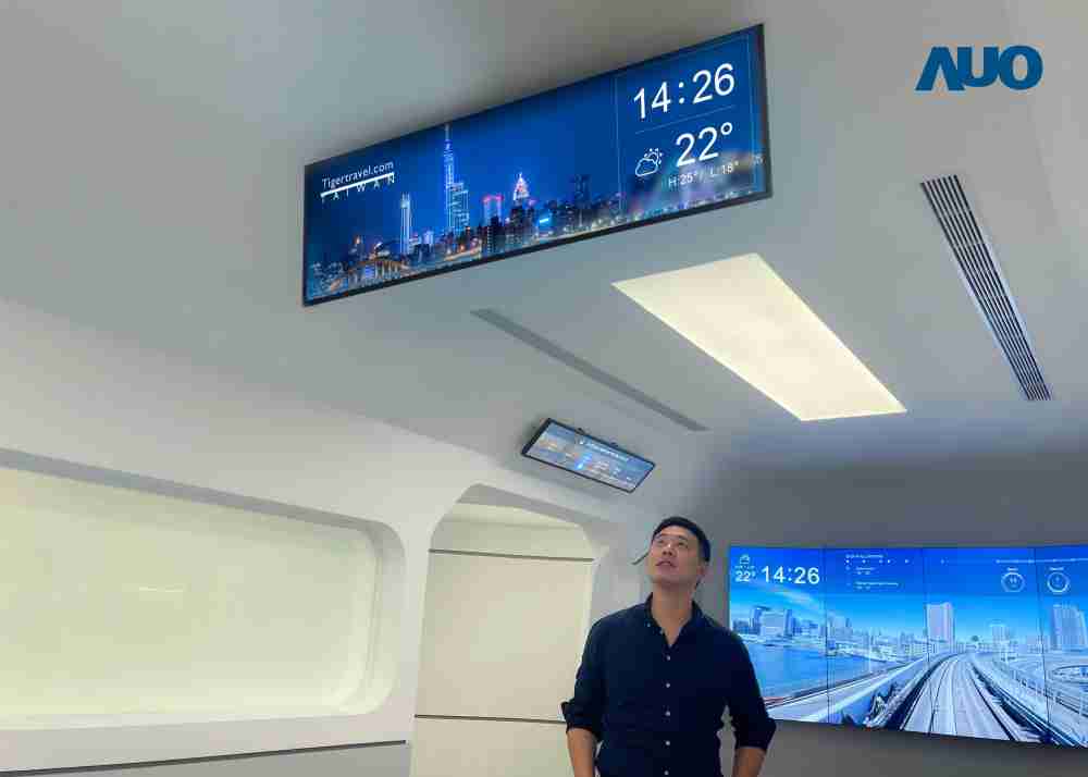 达擎TARTAN “37吋超薄双屏车厢显示器” 采用单一背光设计，，将双面显示器厚度大幅缩减至12mm，，支持长条屏 32:9 规格，，，突破传统分辨率限制，，，，提供旅客更清晰实时的乘车信息及广告讯息